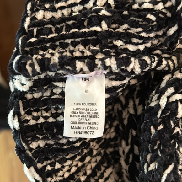 Black-and-white infinity scarf - Picture 3 of 3